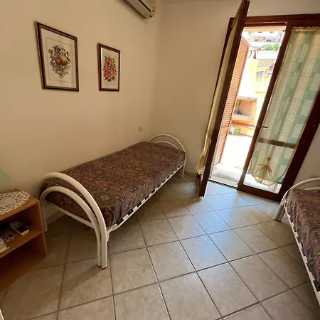 Semesterbostad Casa Al Piano Terra Con 2 Da Letto, Parcheggio Privato E Piscina Condominiale